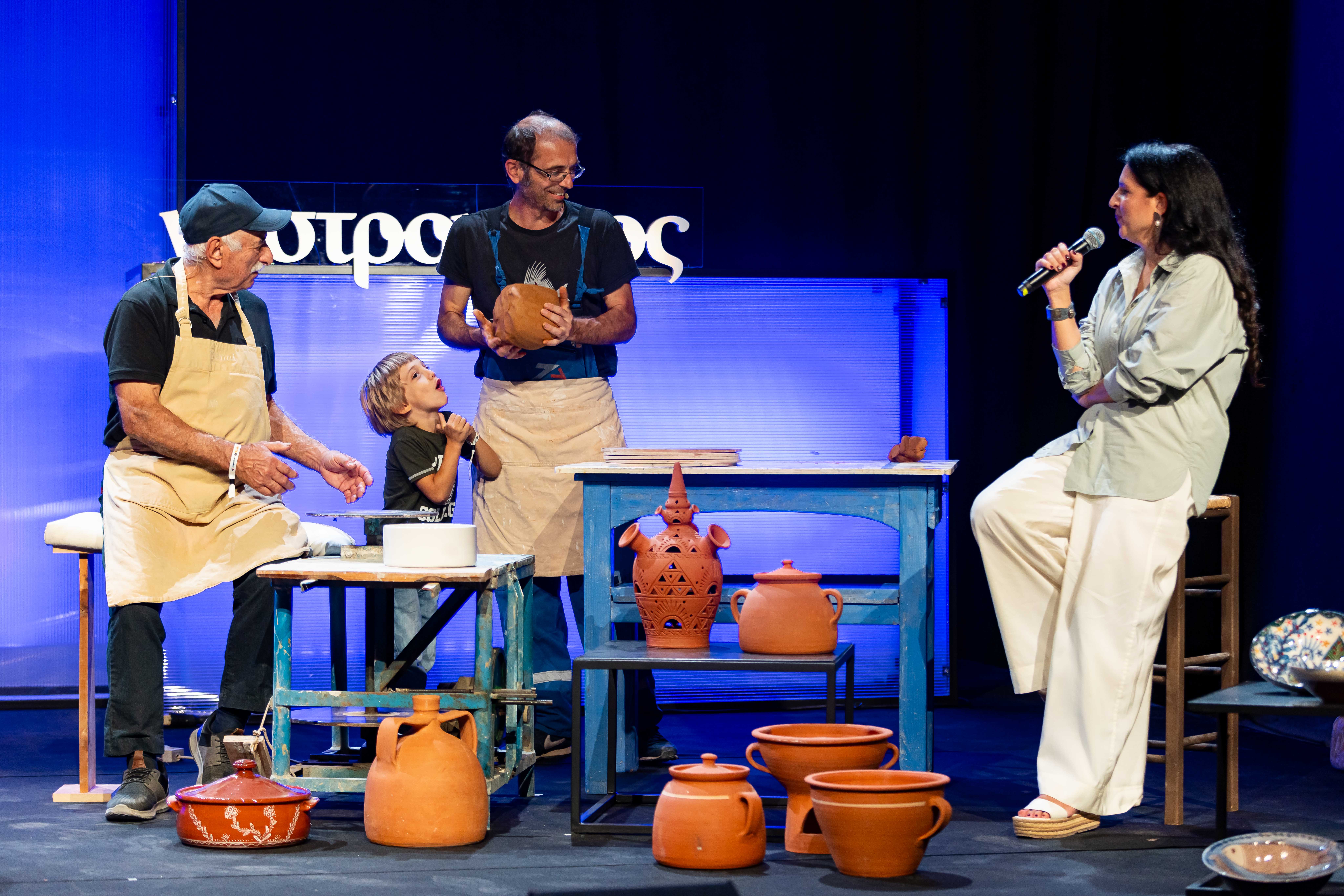 Ο Νίκος Λεμπέσης και ένας τροχός που κρατά την αγγειοπλαστική της Σίφνου ζωντανή-2