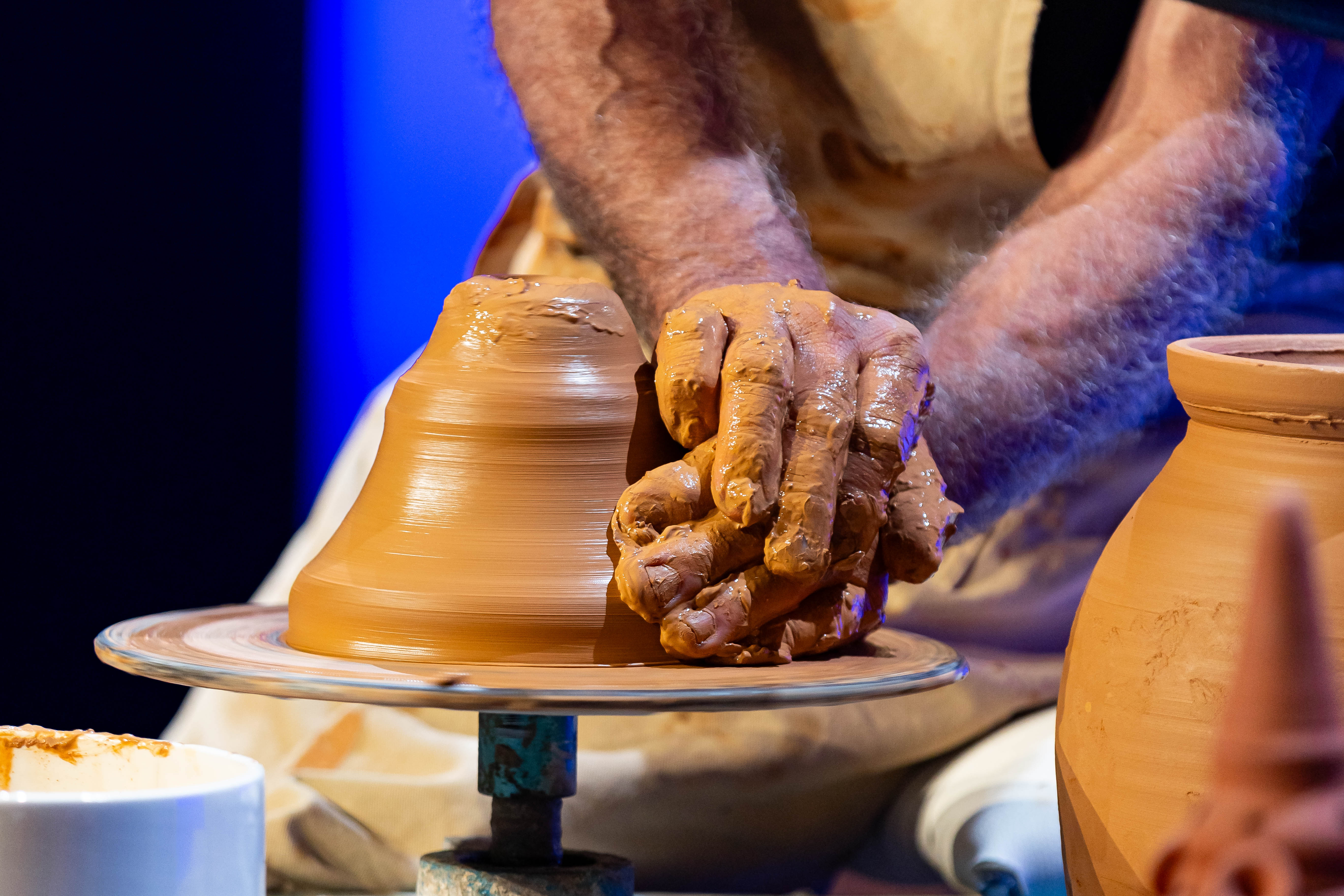 Ο Νίκος Λεμπέσης και ένας τροχός που κρατά την αγγειοπλαστική της Σίφνου ζωντανή-3