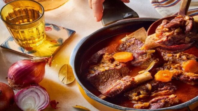 μοσχαρίσια-στηθοπλευρά-κρασάτη-563850424