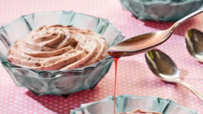 μους-γιαουρτιού-με-βύσσινο-γλυκό-του-κ-563851075