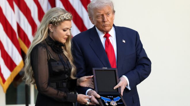 ηπα-ο-τραμπ-απονέμει-μεταθανάτια-την-κ-563867389