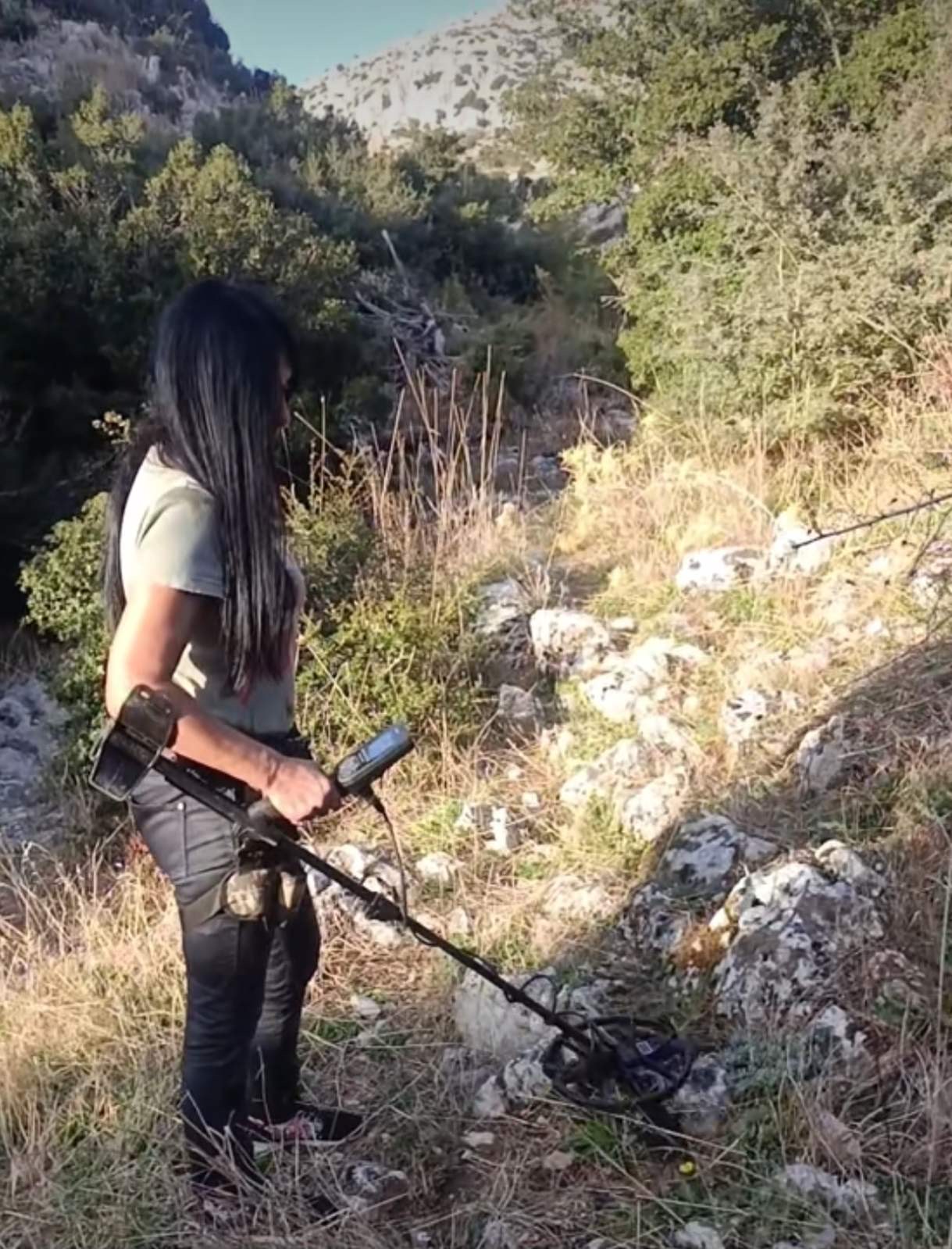 Χρυσοθήρες σαρώνουν σπήλαια και βουνά για έναν «τενεκέ με λίρες»-5