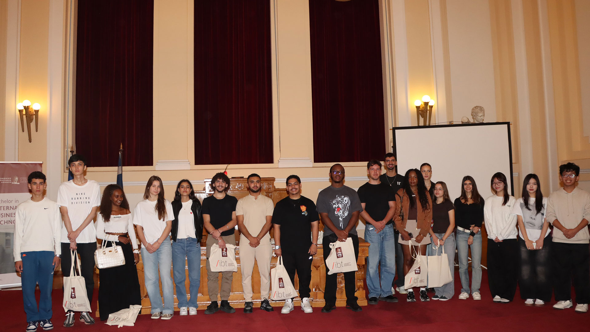 Φοιτητές απ’ όλο τον κόσμο στο πρώτο προπτυχιακό εξ ολοκλήρου στα αγγλικά-1