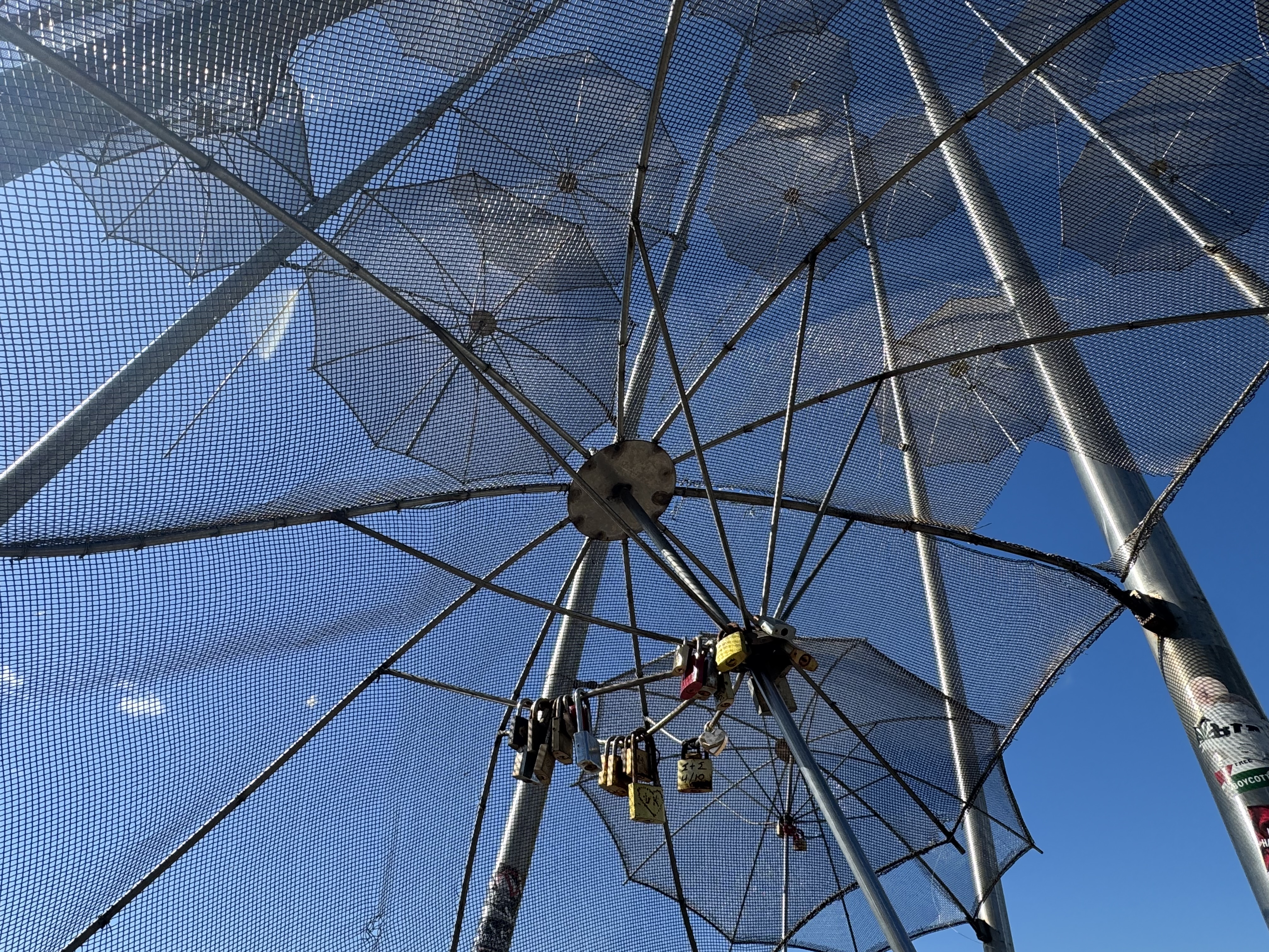 Θεσσαλονίκη: «Ξενιτεύτηκαν» για επισκευή οι «Ομπρέλες» του Ζογγολόπουλου-2