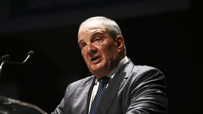 θεωρείο-με-το-βλέμμα-στον-καραμανλή-563867473