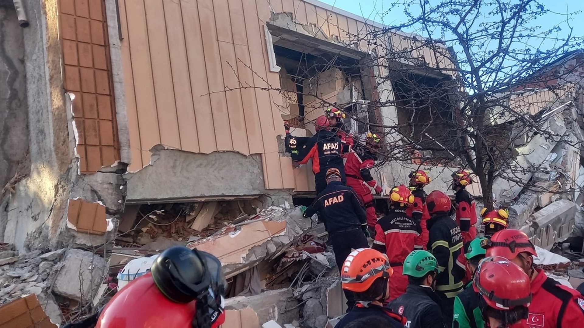 Τουρκία: Φόβοι για εγκλωβισμένους σε κατάρρευση πολυώροφου κτιρίου [εικόνες]-1