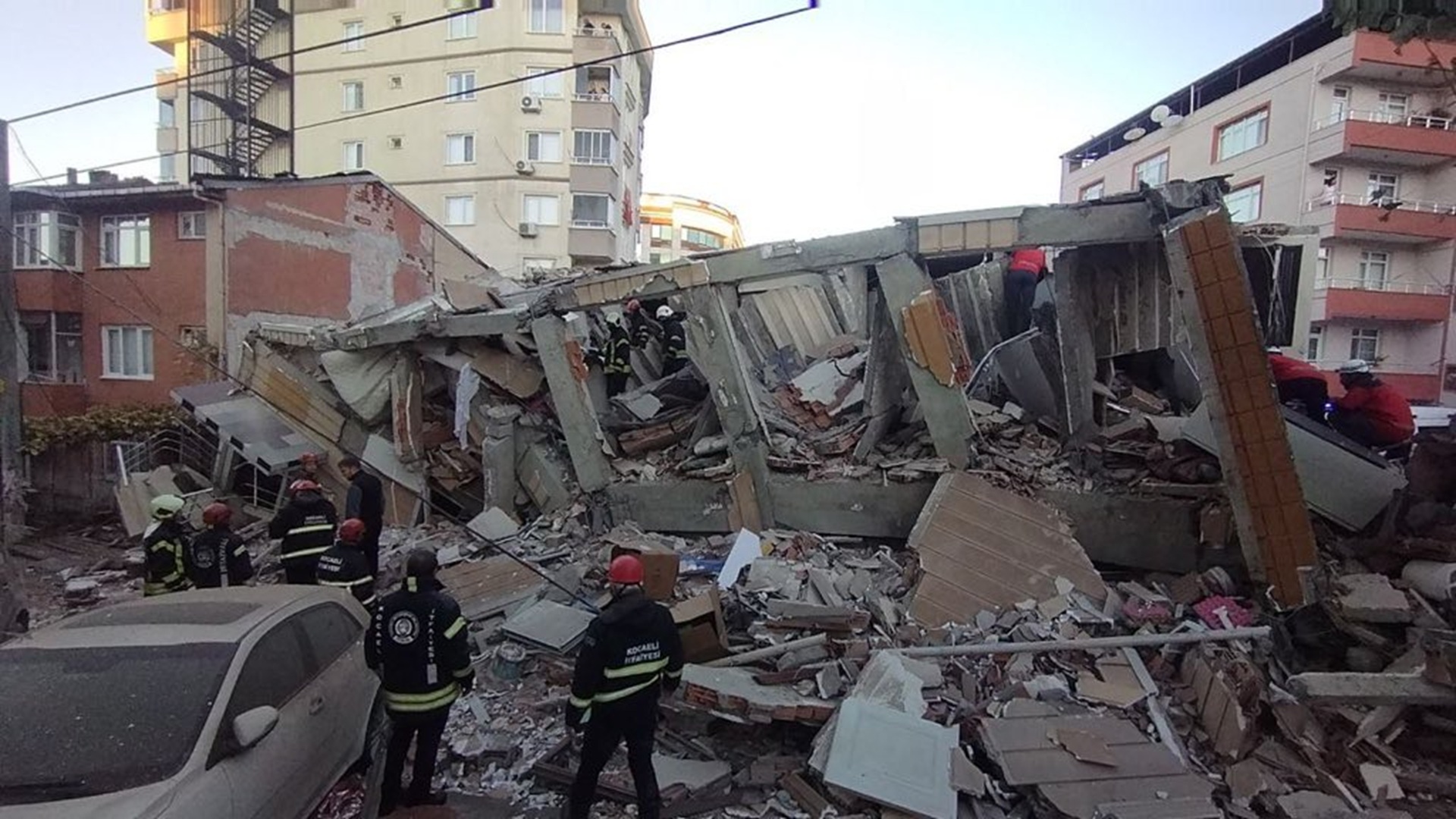 Τουρκία: Φόβοι για εγκλωβισμένους σε κατάρρευση πολυώροφου κτιρίου [εικόνες]-3