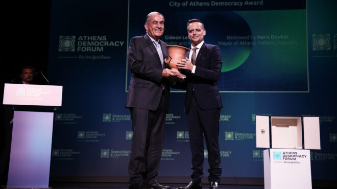 δήμος-αθηναίων-απένειμε-το-βραβείο-δη-563845384