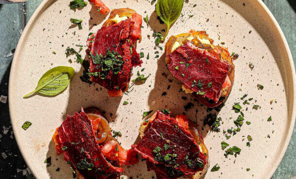 μπρουσκέτες-με-καρίκι-τήνου-παστουρμ-563845336