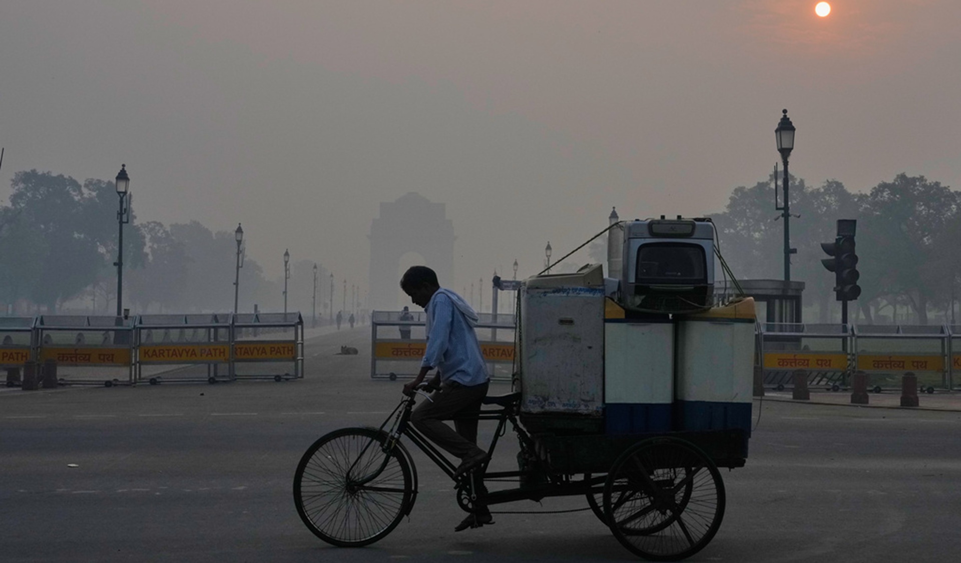 Ινδία: Πυκνό νέφος τύλιξε το Νέο Δελχί εξαιτίας βεγγαλικών [εικόνες]-1