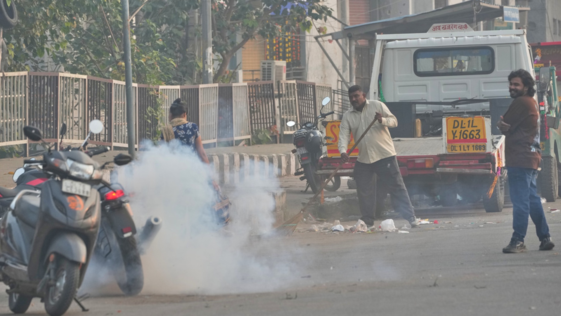 Ινδία: Πυκνό νέφος τύλιξε το Νέο Δελχί εξαιτίας βεγγαλικών [εικόνες]-4