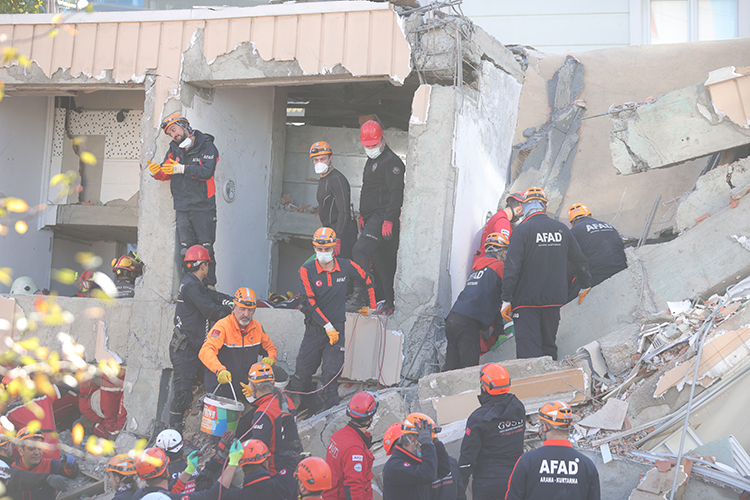 Κατάρρευση κτιρίου στην Τουρκία: Δύο παιδιά νεκρά – Μάχη με τον χρόνο για ακόμη τρεις εγκλωβισμένους-1