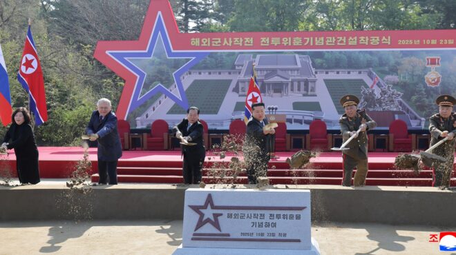 βόρεια-κορέα-μνημείο-για-τους-νεκρούς-563884624