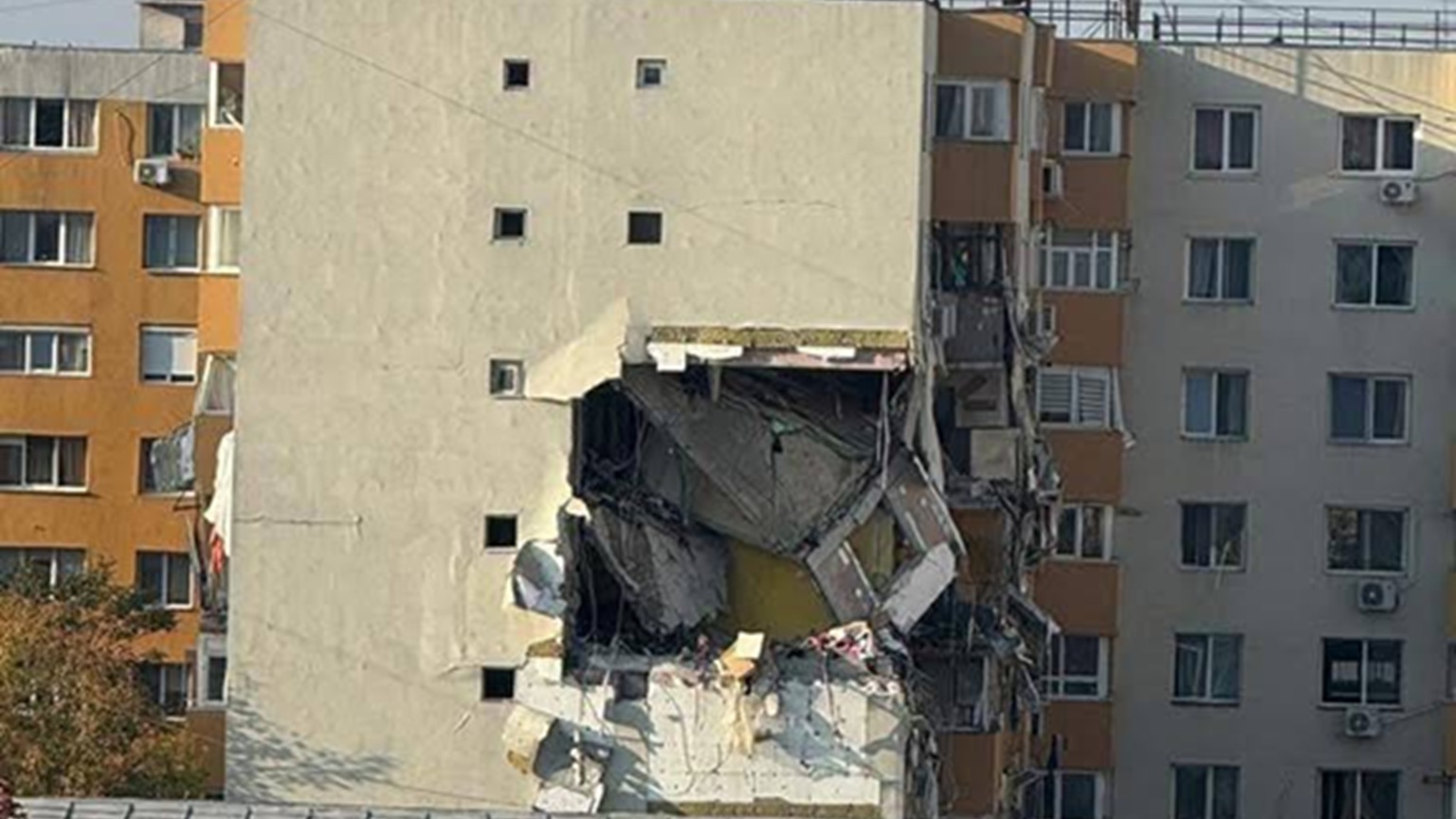 Βουκουρέστι: Τρεις νεκροί και 17 τραυματίες από έκρηξη σε πολυκατοικία-1