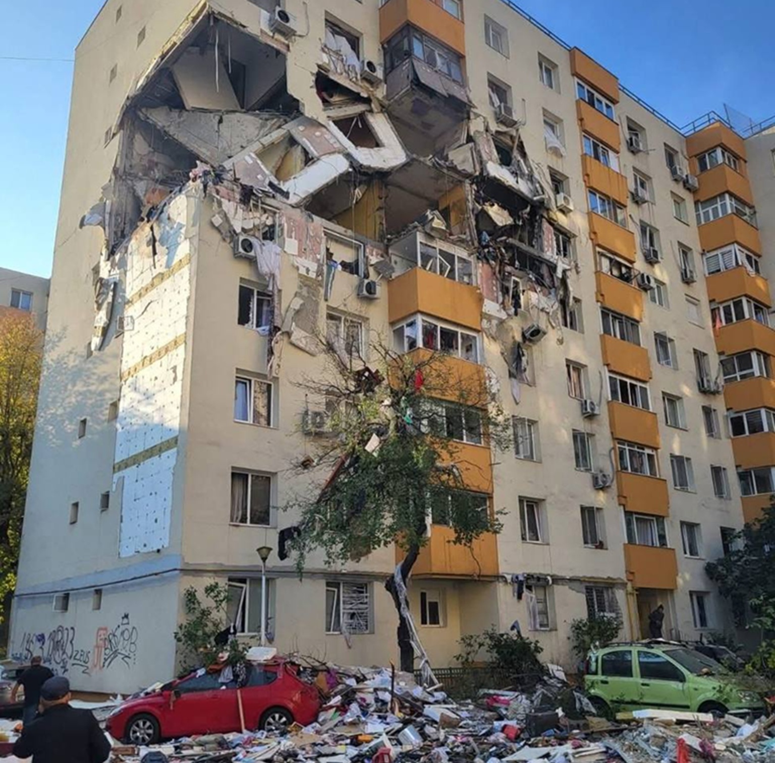 Βουκουρέστι: Τρεις νεκροί και 17 τραυματίες από έκρηξη σε πολυκατοικία-2