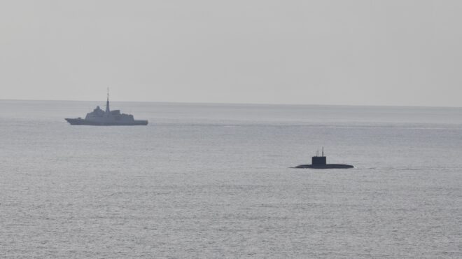 ρωσικό-υποβρύχιο-αναδύθηκε-ανοικτά-τ-563863816