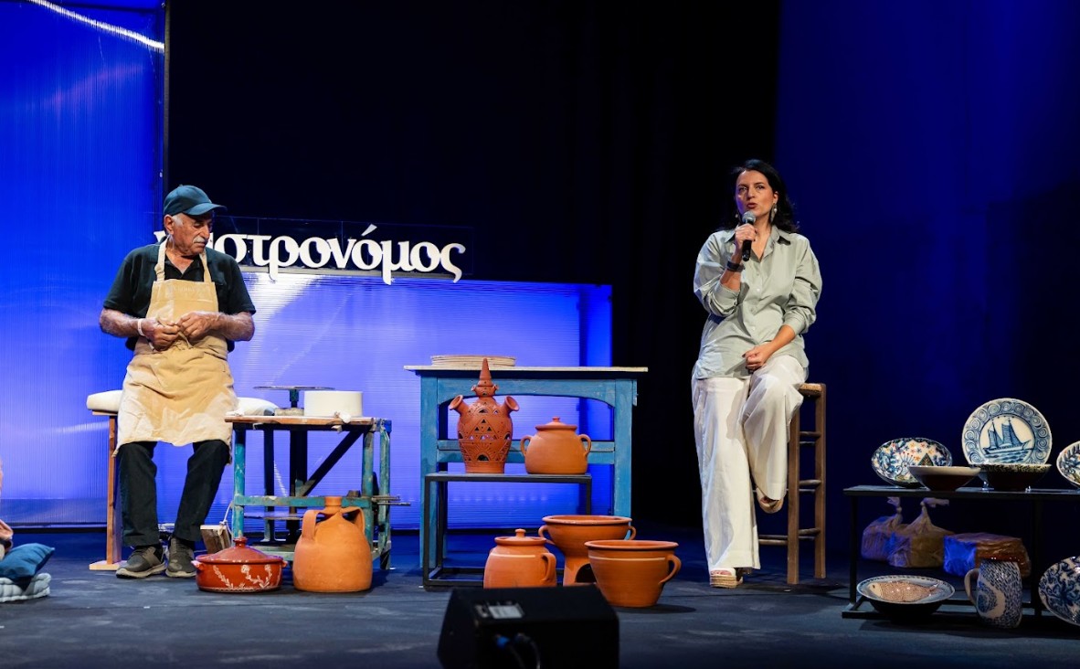 «Μια μυρωδιά από τις τέχνες που χάνονται»: Ο Νίκος Λεμπέσης και ένας τροχός που κρατά την αγγειοπλαστική της Σίφνου ζωντανή-1