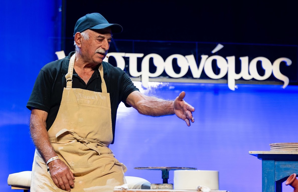 «Μια μυρωδιά από τις τέχνες που χάνονται»: Ο Νίκος Λεμπέσης και ένας τροχός που κρατά την αγγειοπλαστική της Σίφνου ζωντανή-4