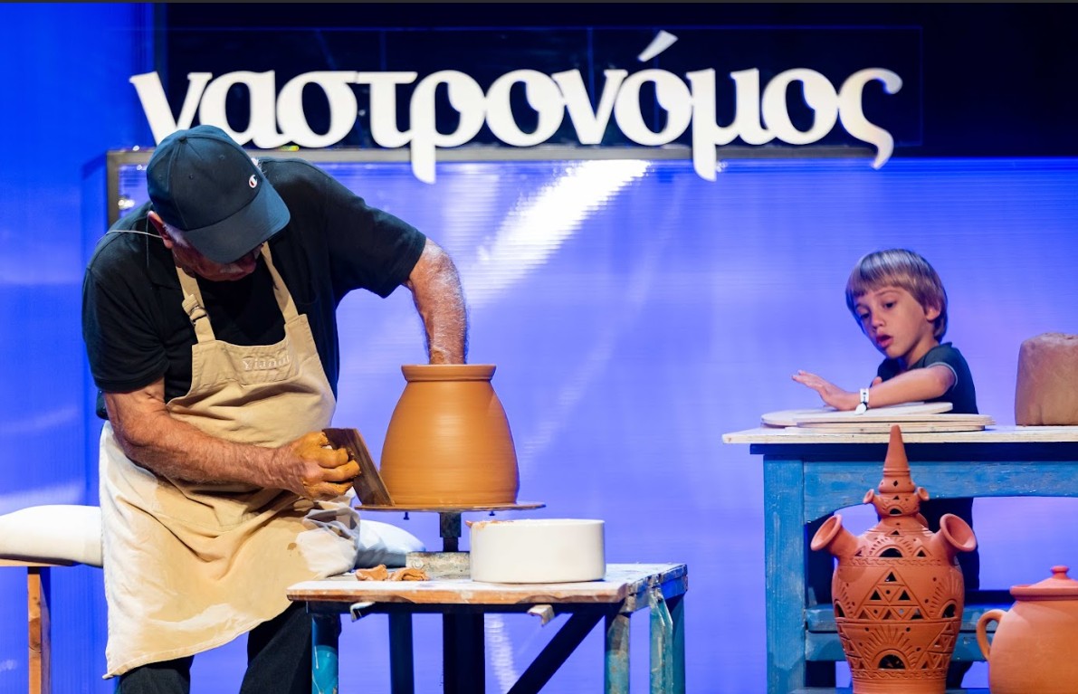 «Μια μυρωδιά από τις τέχνες που χάνονται»: Ο Νίκος Λεμπέσης και ένας τροχός που κρατά την αγγειοπλαστική της Σίφνου ζωντανή-2