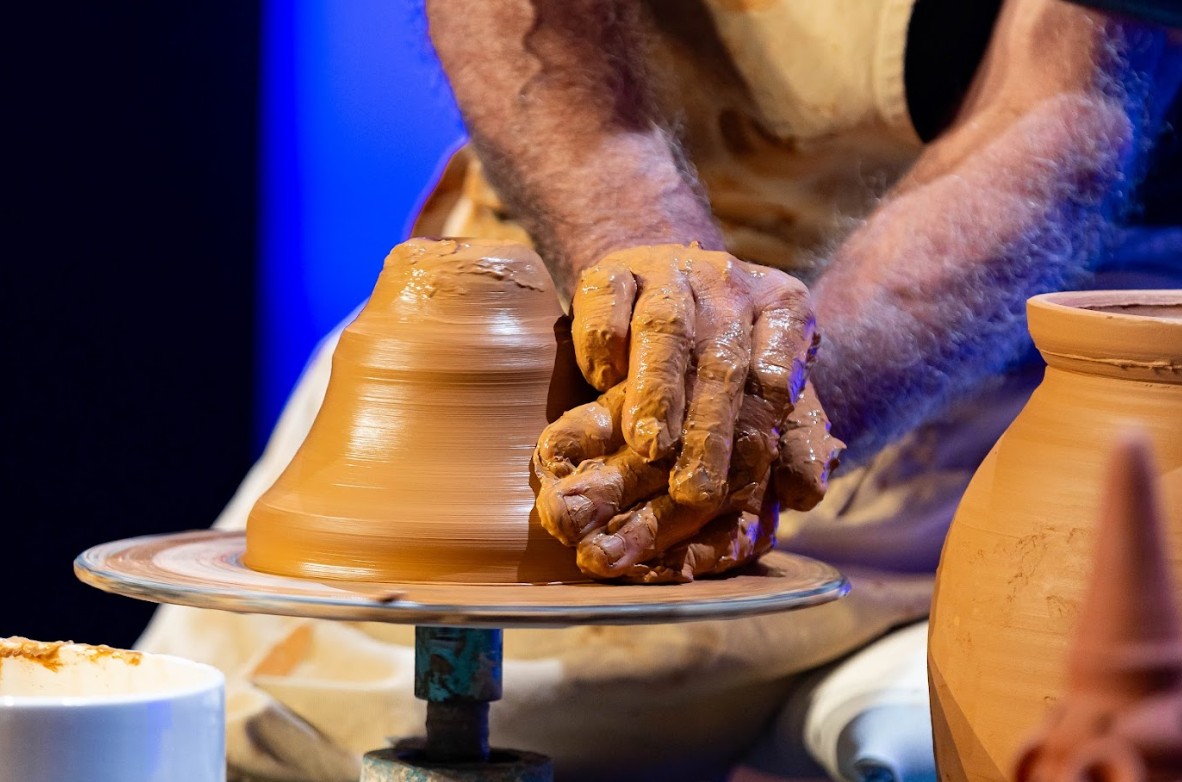 «Μια μυρωδιά από τις τέχνες που χάνονται»: Ο Νίκος Λεμπέσης και ένας τροχός που κρατά την αγγειοπλαστική της Σίφνου ζωντανή-5