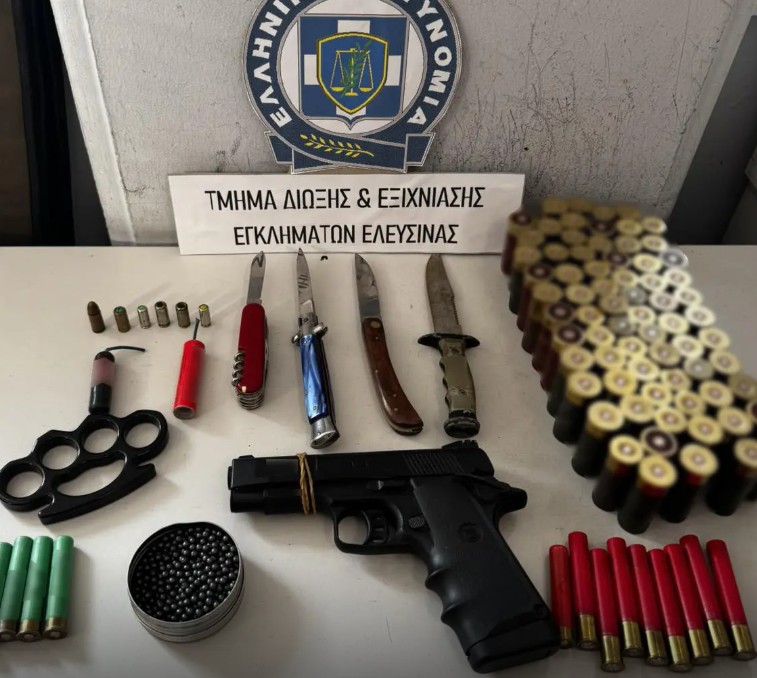 Ελευσίνα: 17χρονος απείλησε με πιστόλι συμμαθητή του – Βρέθηκε οπλοστάσιο στο σπίτι του-1