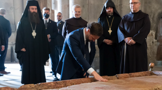 ο-βανς-επισκέφθηκε-τον-ναό-του-παναγίο-563883739