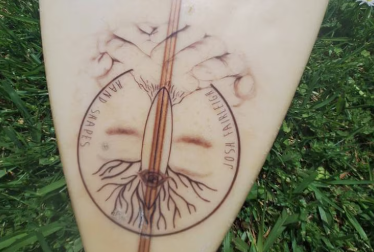 Εχασε τη σανίδα του σερφ στην Τασμανία, τη βρήκε 2.400 χιλιόμετρα μακριά και 18 μήνες μετά-1