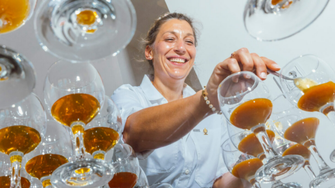 επάγγελμα-γευσιγνώστρια-μελιού-563890303