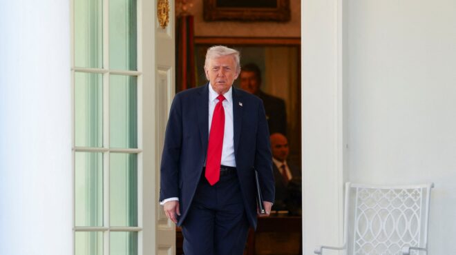 νυτ-ο-τραμπ-σκαρφαλώνει-με-σκαμπανεβά-563889112