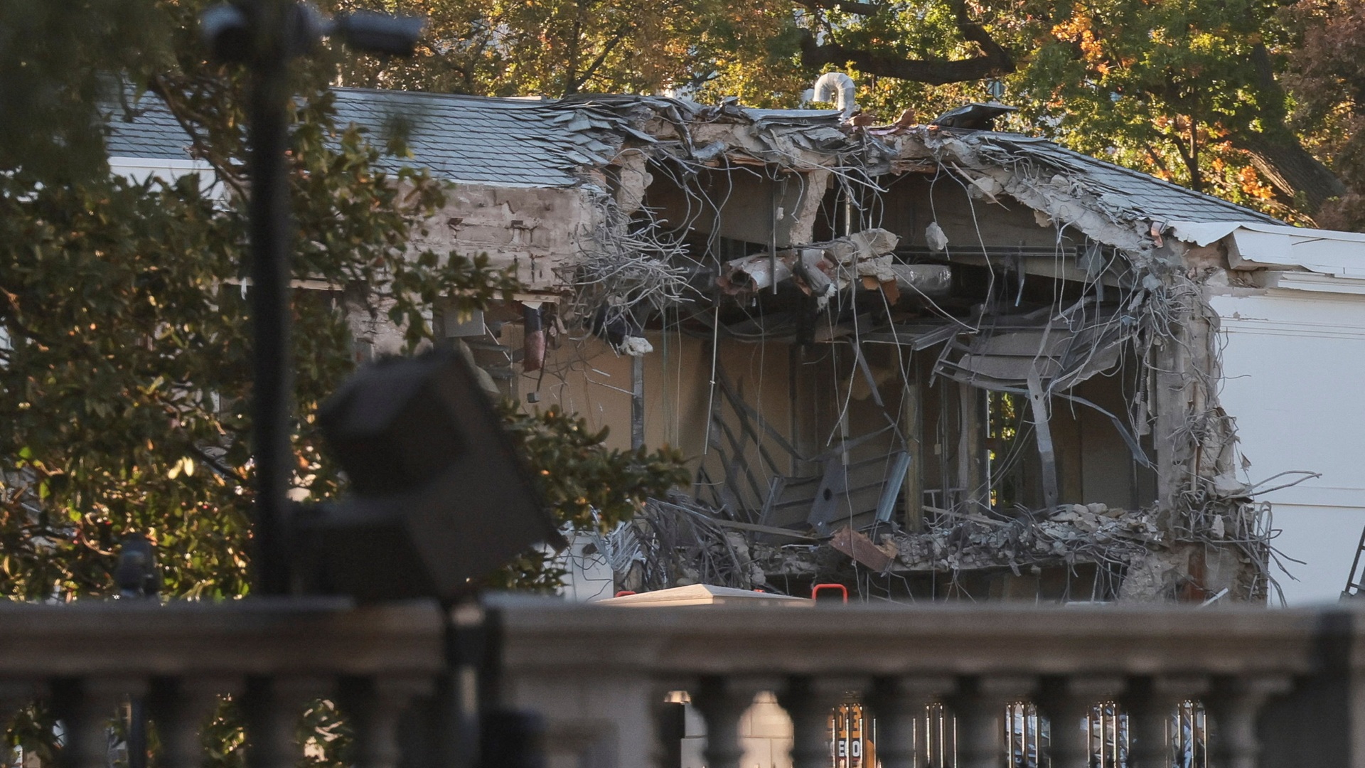 ΗΠΑ: Ο Τραμπ γκρέμισε τμήμα του Λευκού Οίκου για να χτίσει αίθουσα χοροεσπερίδων-1