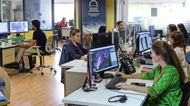 το-μάτι-που-βλέπει-από-τη-γαλλία-έως-τ-563882971