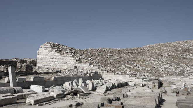 μαρμάρινα-ίχνη-απώλειας-και-μνήμης-563854912