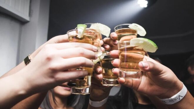 ανήλικοι-και-αλκοόλ-με-πλαστές-ταυτότ-563892493