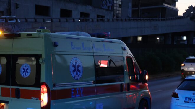 παλαιό-φάληρο-νεκρή-ηλικιωμένη-σε-τρο-563877967