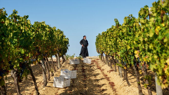 δίπλα-στους-μοναχούς-που-ετοιμάζουν-τ-563854153