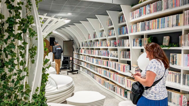 μια-βιβλιοθήκη-στο-μετρό-της-βαρσοβία-563873506