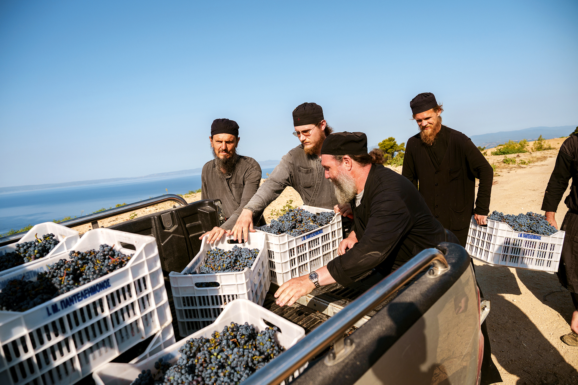 Δίπλα στους μοναχούς που ετοιμάζουν τη δικιά τους ετικέτα κρασιού-6