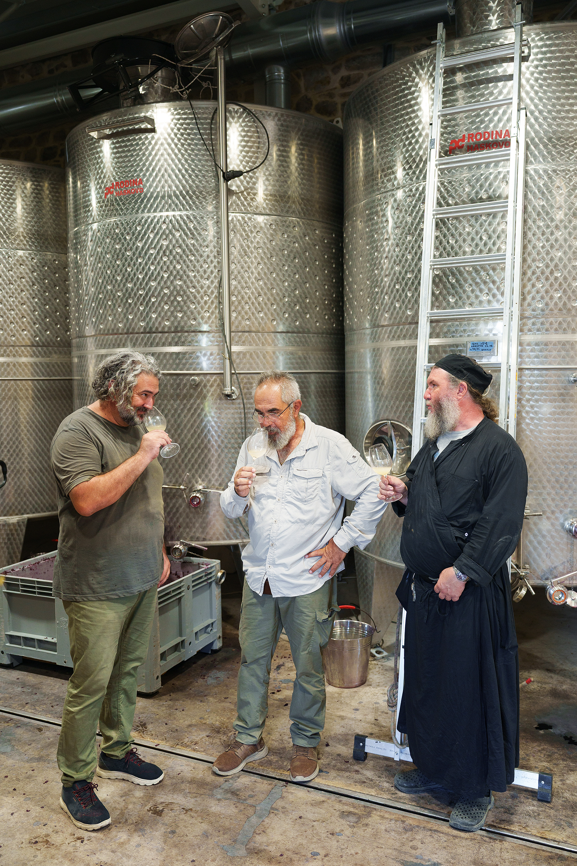 Δίπλα στους μοναχούς που ετοιμάζουν τη δικιά τους ετικέτα κρασιού-7