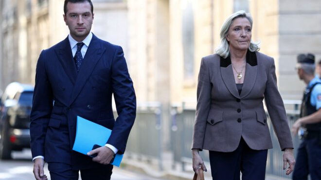 γαλλία-με-την-πλάτη-στον-τοίχο-ο-μακρ-563851537