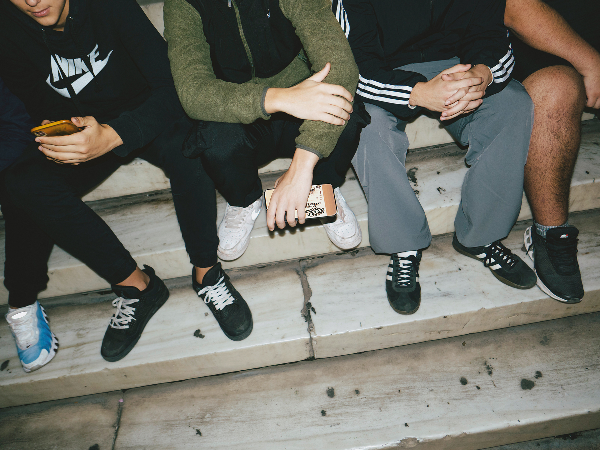 Οι νύχτες των εφήβων: Τα παιδιά διασκεδάζουν, οι γονείς αγωνιούν-1