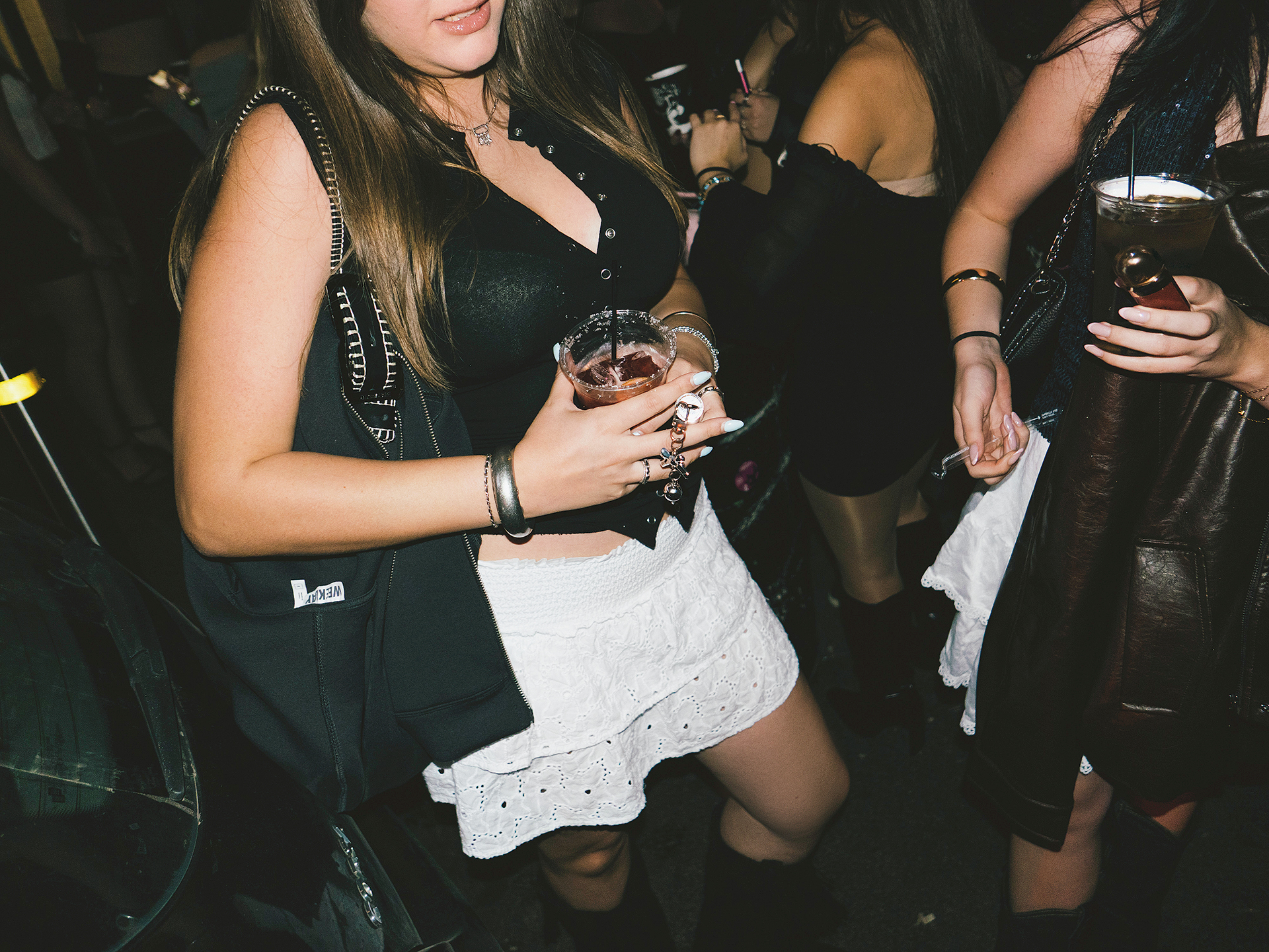 Οι νύχτες των εφήβων: Τα παιδιά διασκεδάζουν, οι γονείς αγωνιούν-2