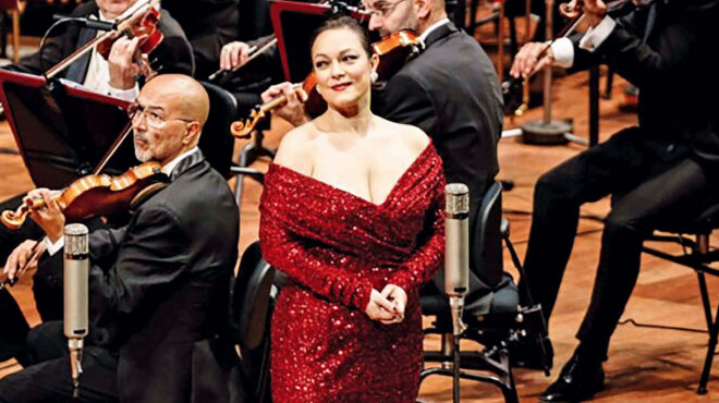 μια-πειστική-τόσκα-χωρίς-εκπτώσεις-563850997