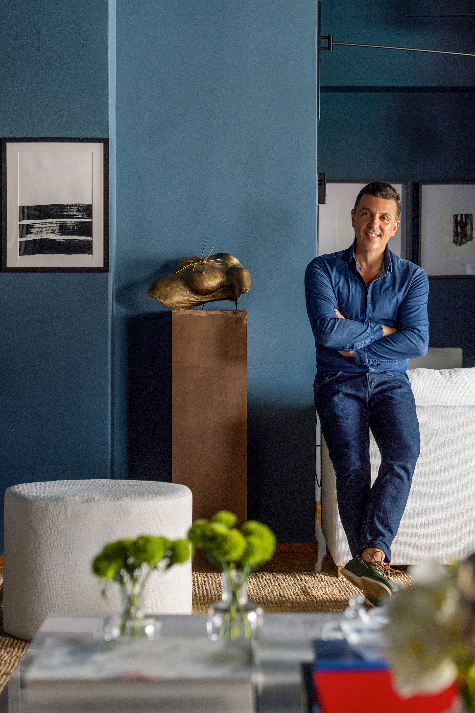 Ενα μπλε ρετιρέ που θυμίζει γκαλερί στο Παγκράτι-1