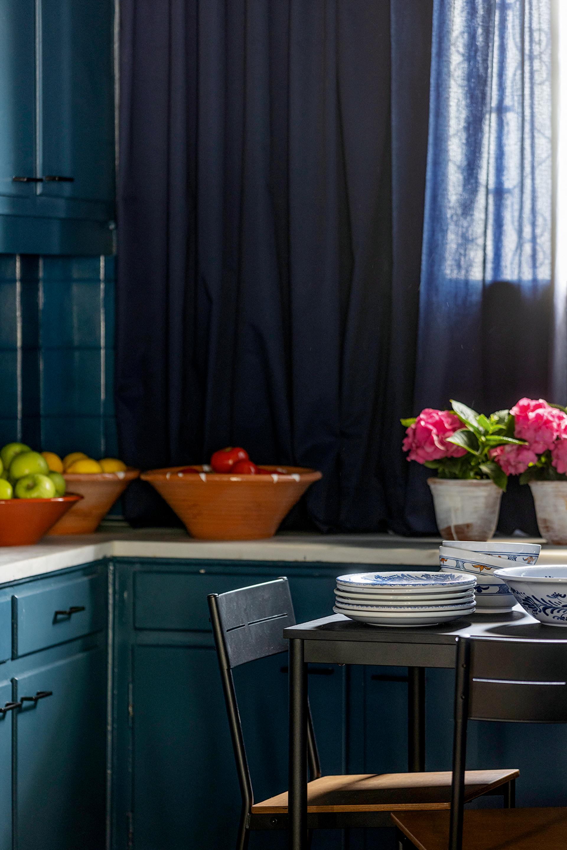 Ενα μπλε ρετιρέ που θυμίζει γκαλερί στο Παγκράτι-2