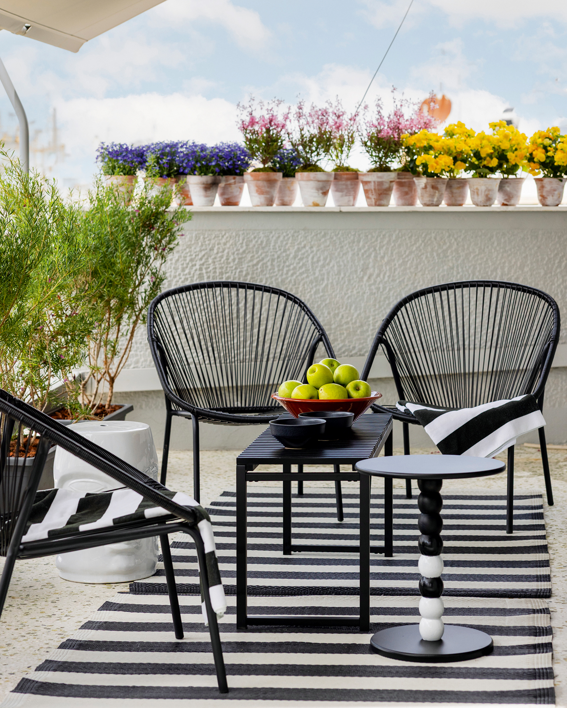 Ενα μπλε ρετιρέ που θυμίζει γκαλερί στο Παγκράτι-3