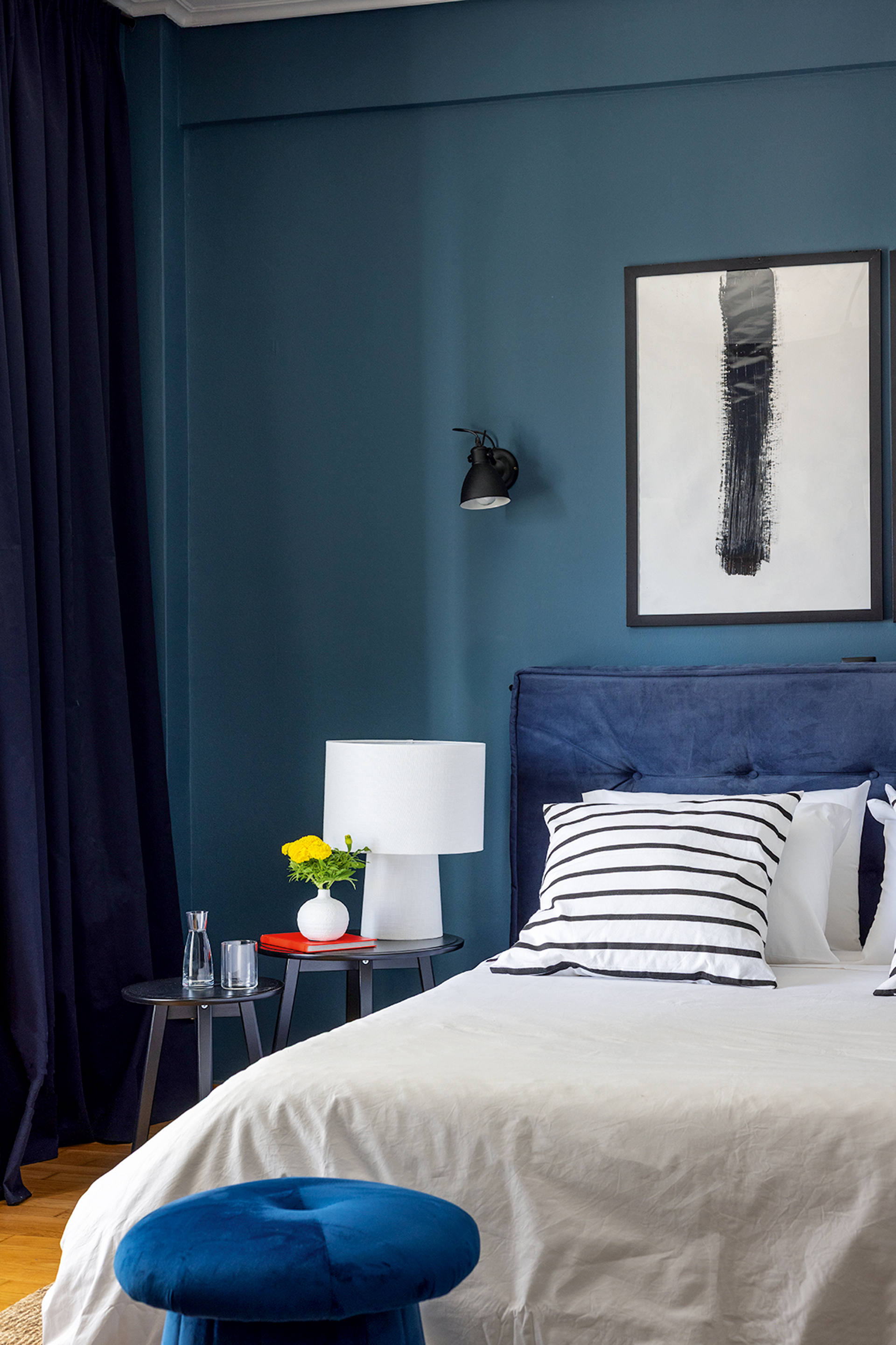 Ενα μπλε ρετιρέ που θυμίζει γκαλερί στο Παγκράτι-4