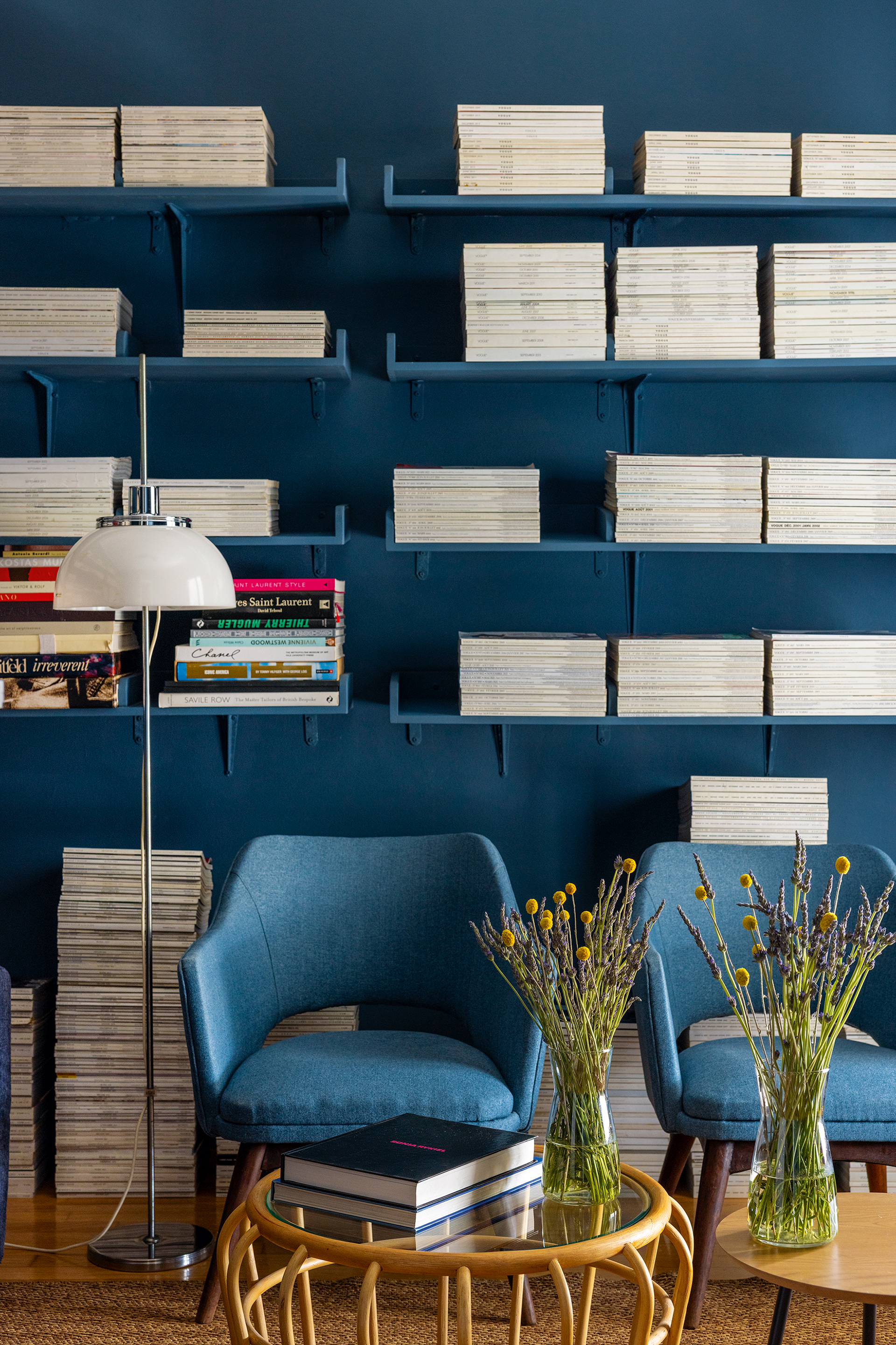 Ενα μπλε ρετιρέ που θυμίζει γκαλερί στο Παγκράτι-5