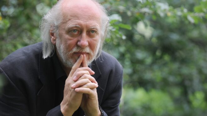 λάσλο-κρασναχορκάι-ο-στυλίστας-του-γκ-563858887