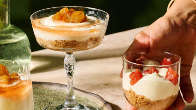 cheesecake-σε-ποτήρι-με-σπιτικό-γλυκό-σταφύλι-563862376