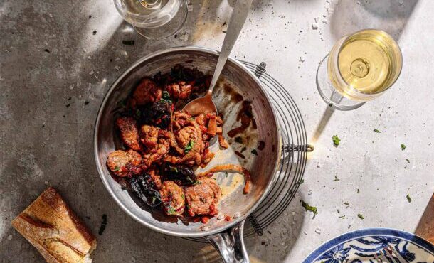 χοιρινή-τηγανιά-με-κρασί-και-φρέσκα-δα-563845021